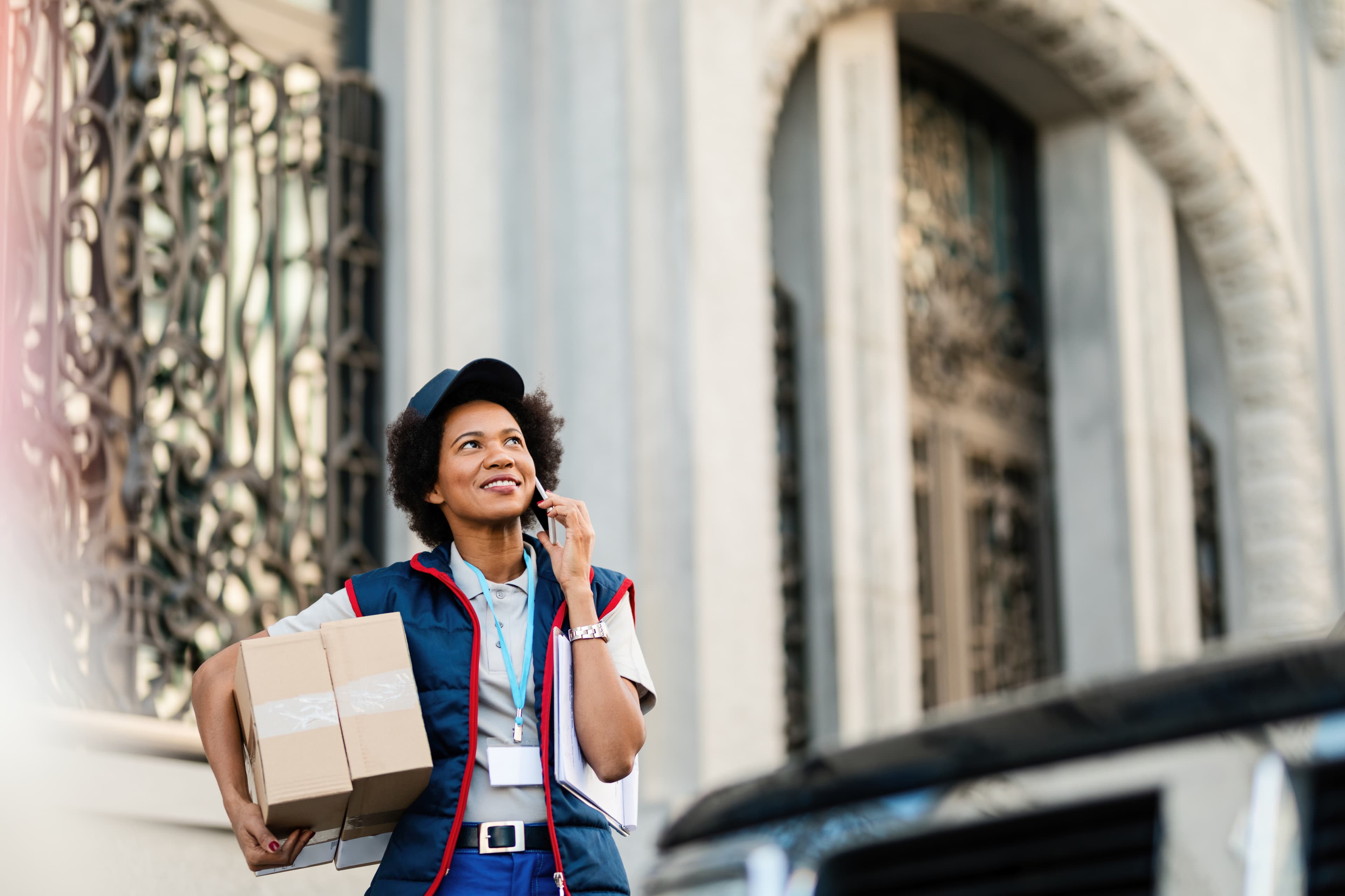 Courier vehicle beginning a coordinated delivery